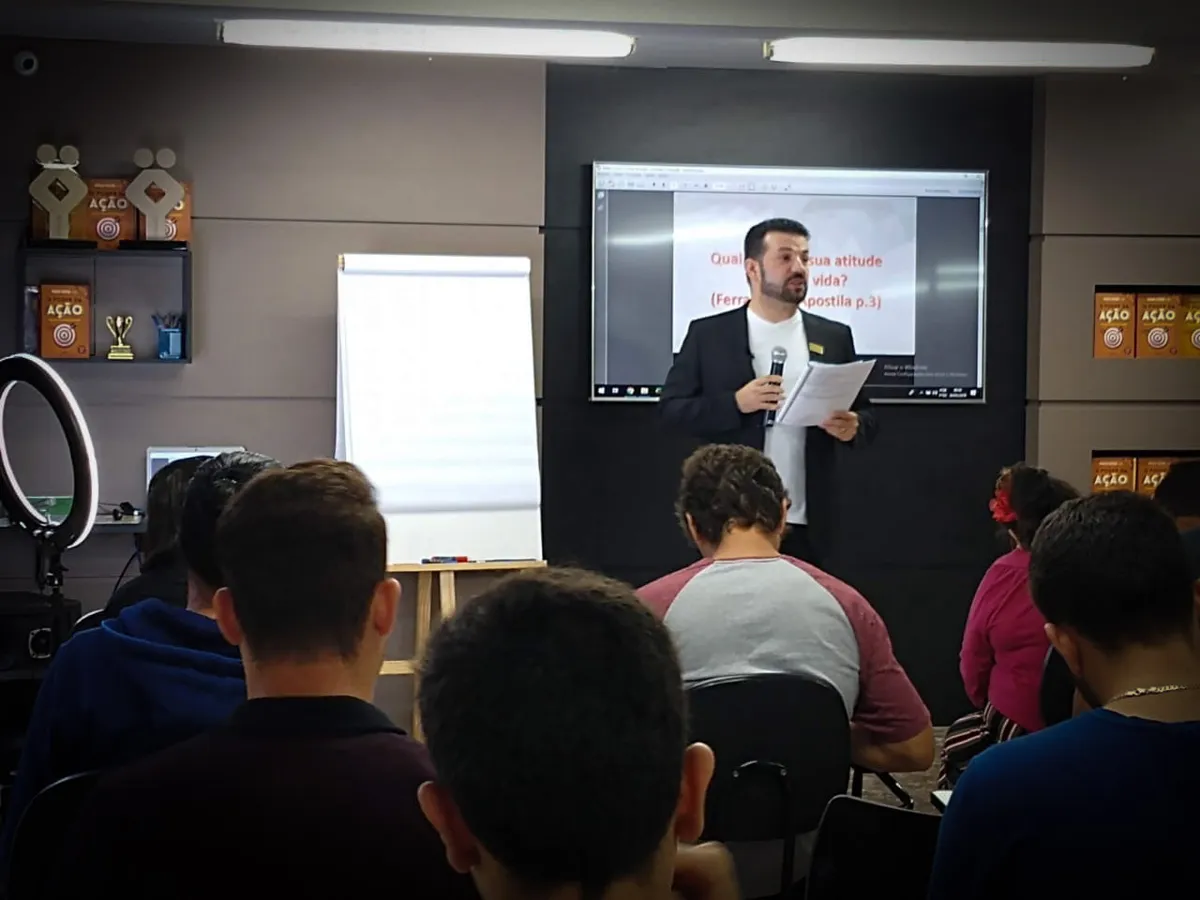 Alunos durante aula no Instituto Transformação